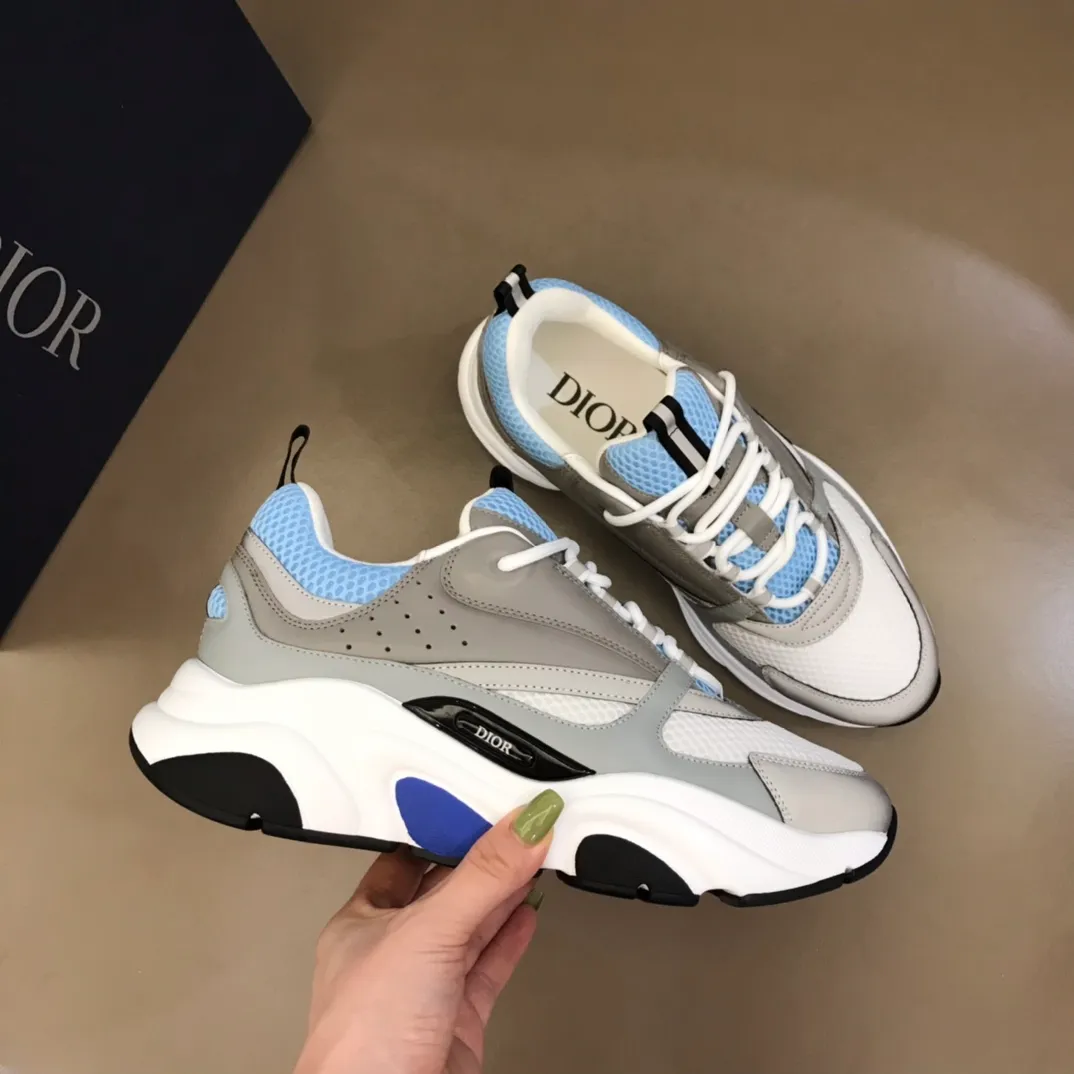 Factory price: 480💰 ◾️▫️Dior D®️ x 🆕 (high version) B22 men's jogging fashion sneakers, this single product draws inspiration from retro jogging shoes. It adopts a thick low-top design, with an upper made of black cow leather and mesh fabric, and a black and white engraved rubber sole. Black mesh fabric tongue and heel counters complement black laces, with an embossed "Di~r" logo embellishment on the side. These sneakers can be mixed and matched with a classic suit for a sporty chic look! Size: 39-45 (38, 46 can be customized)